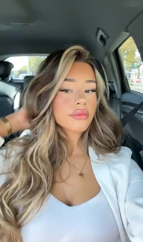 Nacktes geleaktes OnlyFans-Foto von Almira Azemi