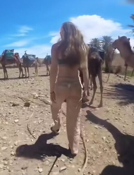 Nacktes geleaktes OnlyFans-Foto von Affe Auf Bike