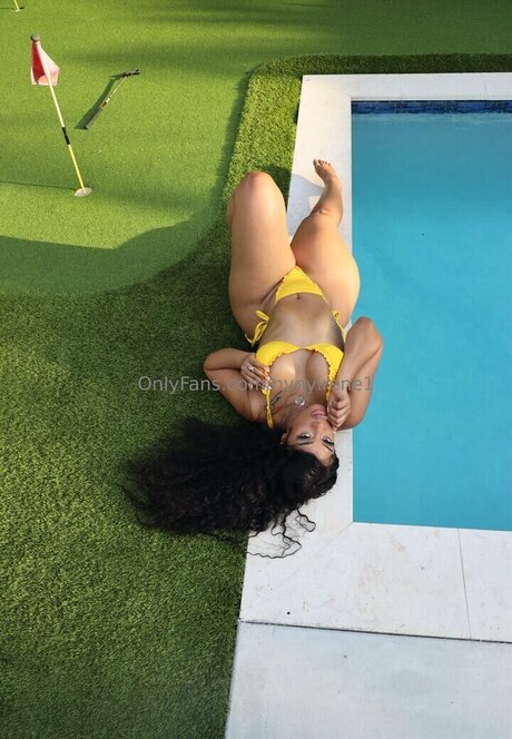 Nacktes geleaktes OnlyFans-Foto von Nynyirene