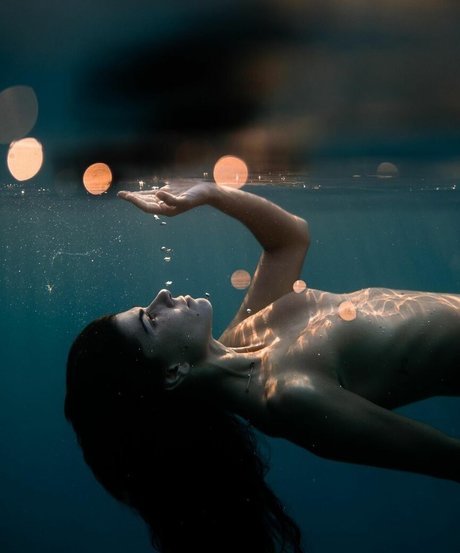 Nacktes geleaktes OnlyFans-Foto von Ariadna Hafez