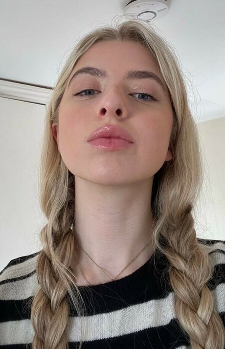 Anais Gallagher