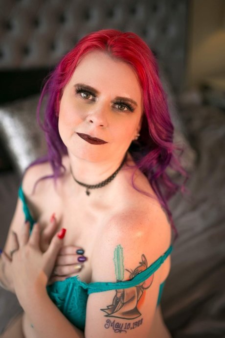 Nacktes geleaktes OnlyFans-Foto von Ph03n1x B3auty
