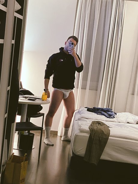 Nacktes geleaktes OnlyFans-Foto von Max