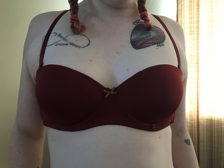 Nacktes geleaktes OnlyFans-Foto von Mechanic Babe
