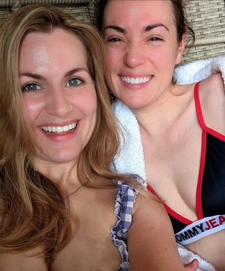 Nacktes geleaktes OnlyFans-Foto von Rose And Rosie
