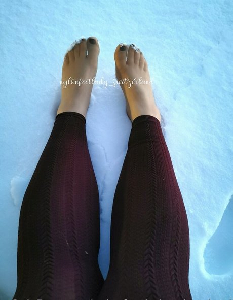 Nacktes geleaktes OnlyFans-Foto von Nylonfeetladyswitzerland