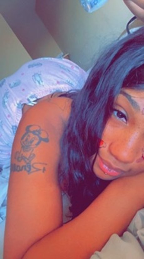 Nacktes geleaktes OnlyFans-Foto von Queenbuttercup