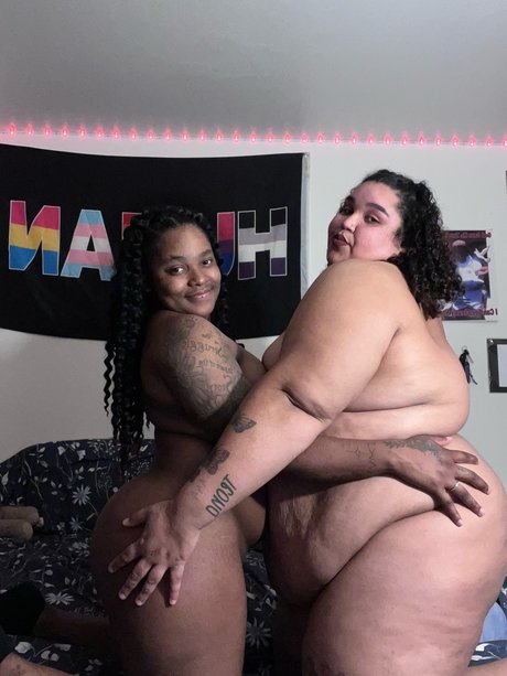 Nacktes geleaktes OnlyFans-Foto von Honeypotwives 