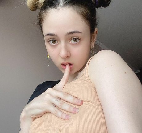 Nacktes geleaktes OnlyFans-Foto von Tinnypieee