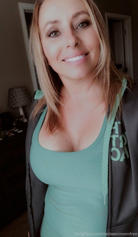 Nacktes geleaktes OnlyFans-Foto von Midwestmomfree