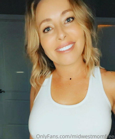 Nacktes geleaktes OnlyFans-Foto von Midwestmomfree