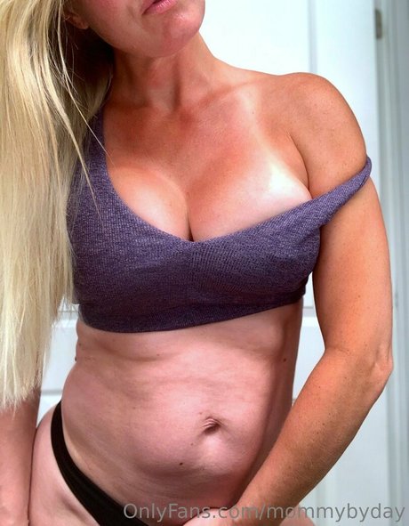 Nacktes geleaktes OnlyFans-Foto von Mommybyday