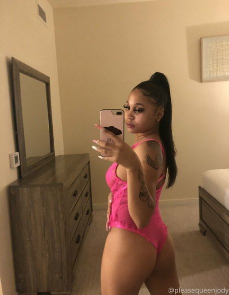 Nacktes geleaktes OnlyFans-Foto von Officiallyariaa