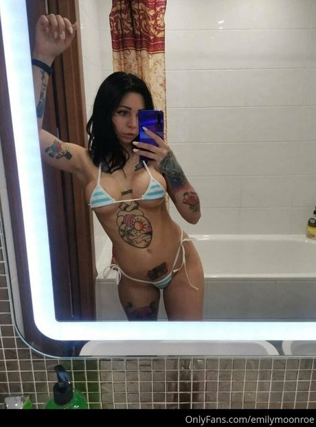 Nacktes geleaktes OnlyFans-Foto von Emilymoonroe