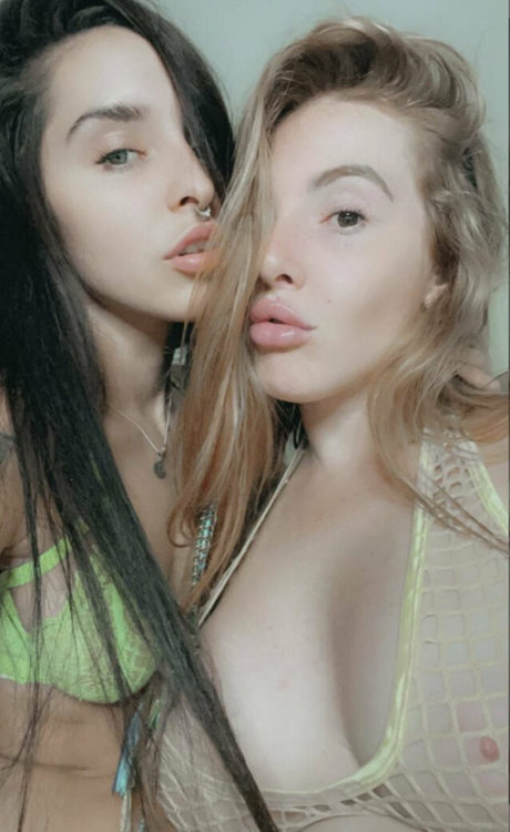 Nacktes geleaktes OnlyFans-Foto von Yourlesbianfantasyy
