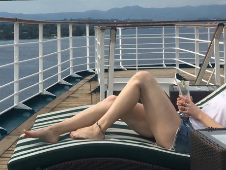 Nacktes geleaktes OnlyFans-Foto von Fun And Flirty Feet