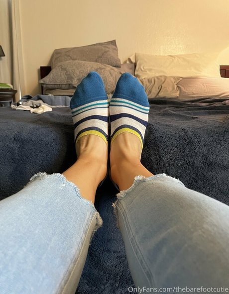 Thebarefootcutie
