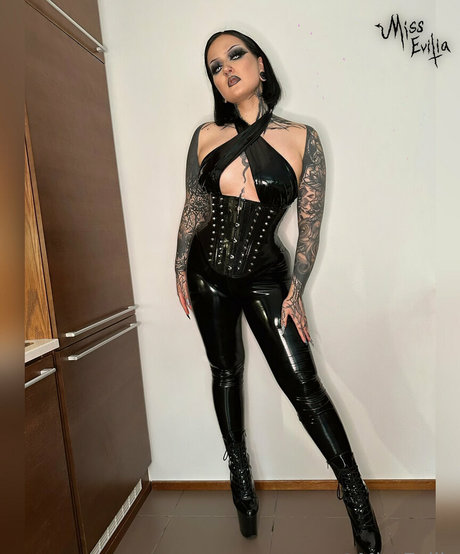 Nacktes geleaktes OnlyFans-Foto von Misseviliafree