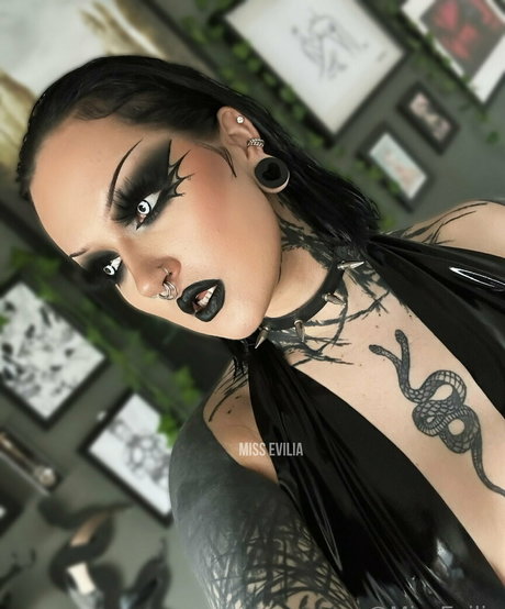 Nacktes geleaktes OnlyFans-Foto von Misseviliafree