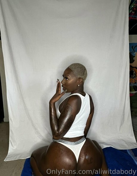 Nacktes geleaktes OnlyFans-Foto von Aliwitdabody