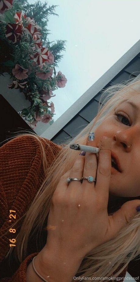 Nacktes geleaktes OnlyFans-Foto von Smokingprincessof