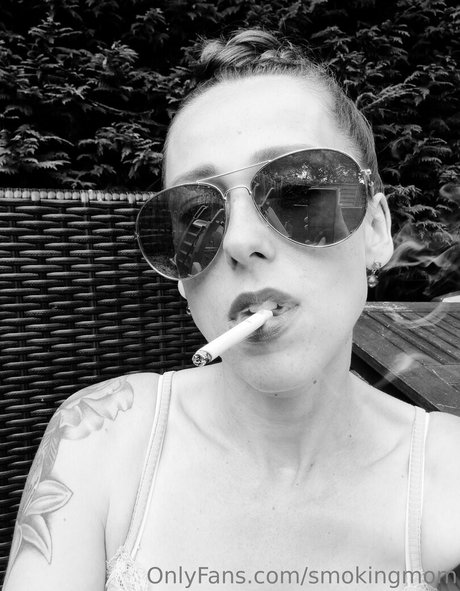 Nacktes geleaktes OnlyFans-Foto von Smokingmom