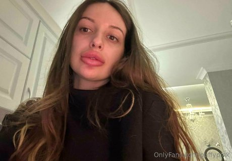 Nacktes geleaktes OnlyFans-Foto von Pollyylolly