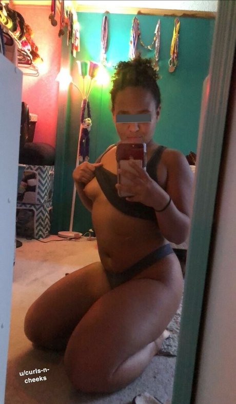 Nacktes geleaktes OnlyFans-Foto von Curlsncheeks