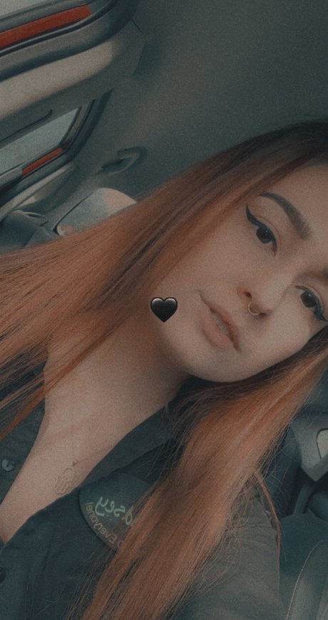 Nacktes geleaktes OnlyFans-Foto von Scarlett Red