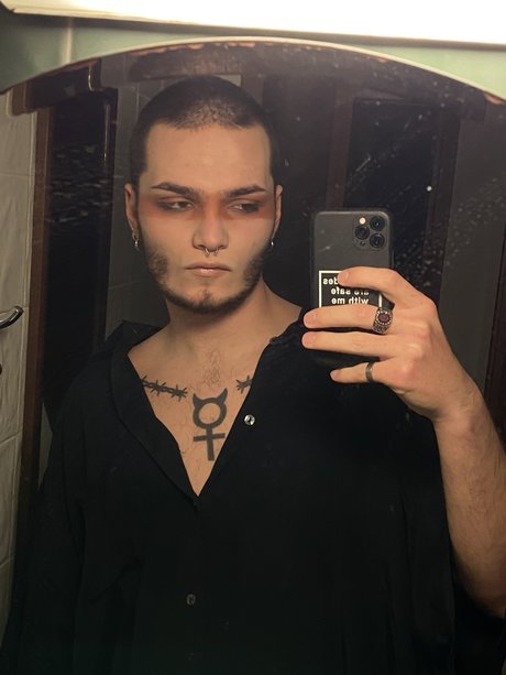 Nacktes geleaktes OnlyFans-Foto von Philskinn
