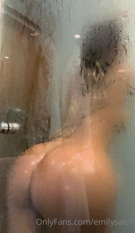 Nacktes geleaktes OnlyFans-Foto von Emily Salch