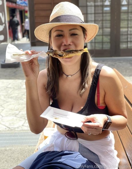 Nacktes geleaktes OnlyFans-Foto von Hotasiangranny