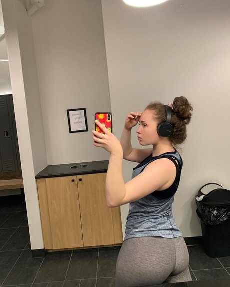 Nacktes geleaktes OnlyFans-Foto von Alyssa Cleversey
