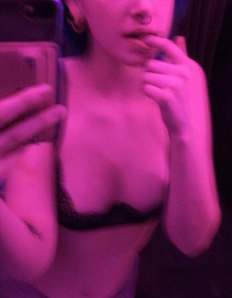 Nacktes geleaktes OnlyFans-Foto von Rissaruin