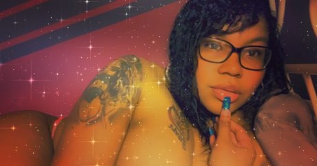 Nacktes geleaktes OnlyFans-Foto von Mami