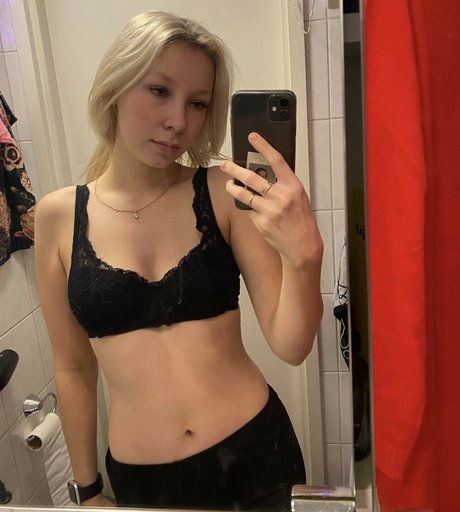 Nacktes geleaktes OnlyFans-Foto von Pinjakasteh