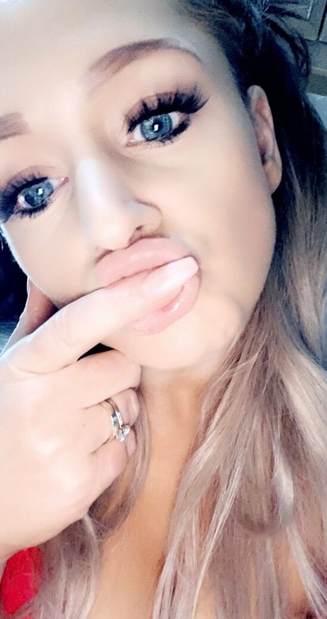 Nacktes geleaktes OnlyFans-Foto von Hotmumskyler