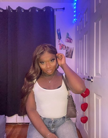 Nacktes geleaktes OnlyFans-Foto von Sissyserayah