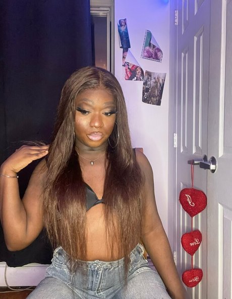 Nacktes geleaktes OnlyFans-Foto von Sissyserayah