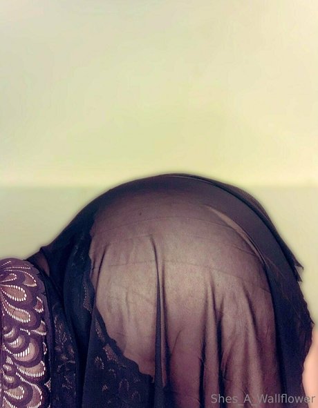 Shesawallflower