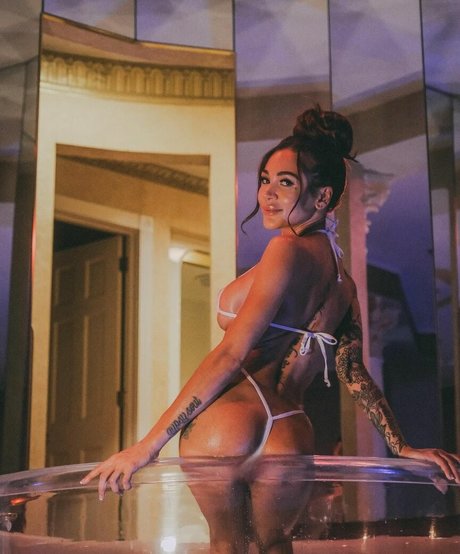 Nacktes geleaktes OnlyFans-Foto von Leena Wild