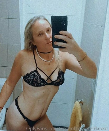 Nacktes geleaktes OnlyFans-Foto von Nothollabackgirlxoxo