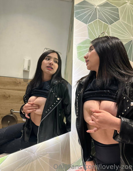 Nacktes geleaktes OnlyFans-Foto von Lovelyzoe