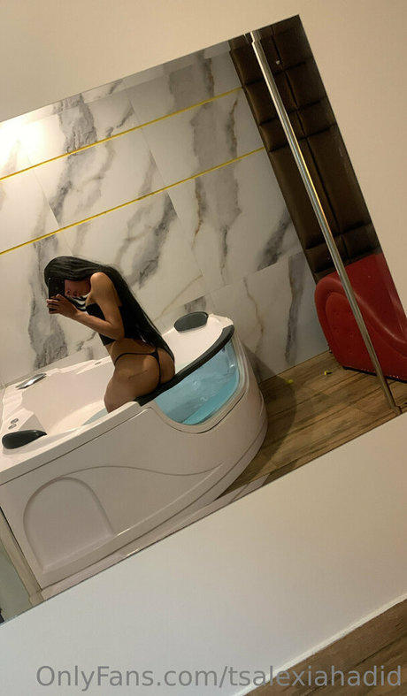 Nacktes geleaktes OnlyFans-Foto von Bellaahadid