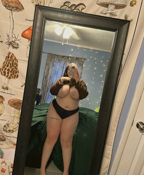 Nacktes geleaktes OnlyFans-Foto von Urlocalgothbaby