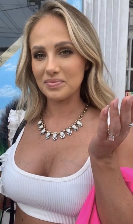 Nacktes geleaktes OnlyFans-Foto von Tomi Lahren