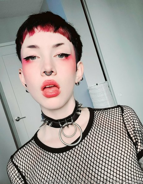 Nacktes geleaktes OnlyFans-Foto von Yourlilandroboy