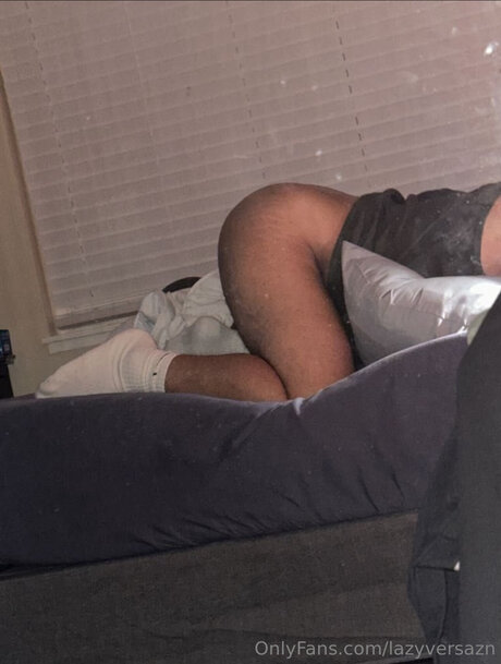 Nacktes geleaktes OnlyFans-Foto von Lazyversazn