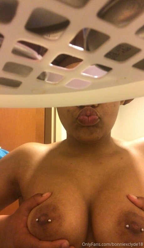 Nacktes geleaktes OnlyFans-Foto von Bonniexclyde18
