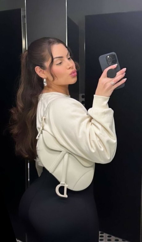 Nacktes geleaktes OnlyFans-Foto von Nazanin Kavari